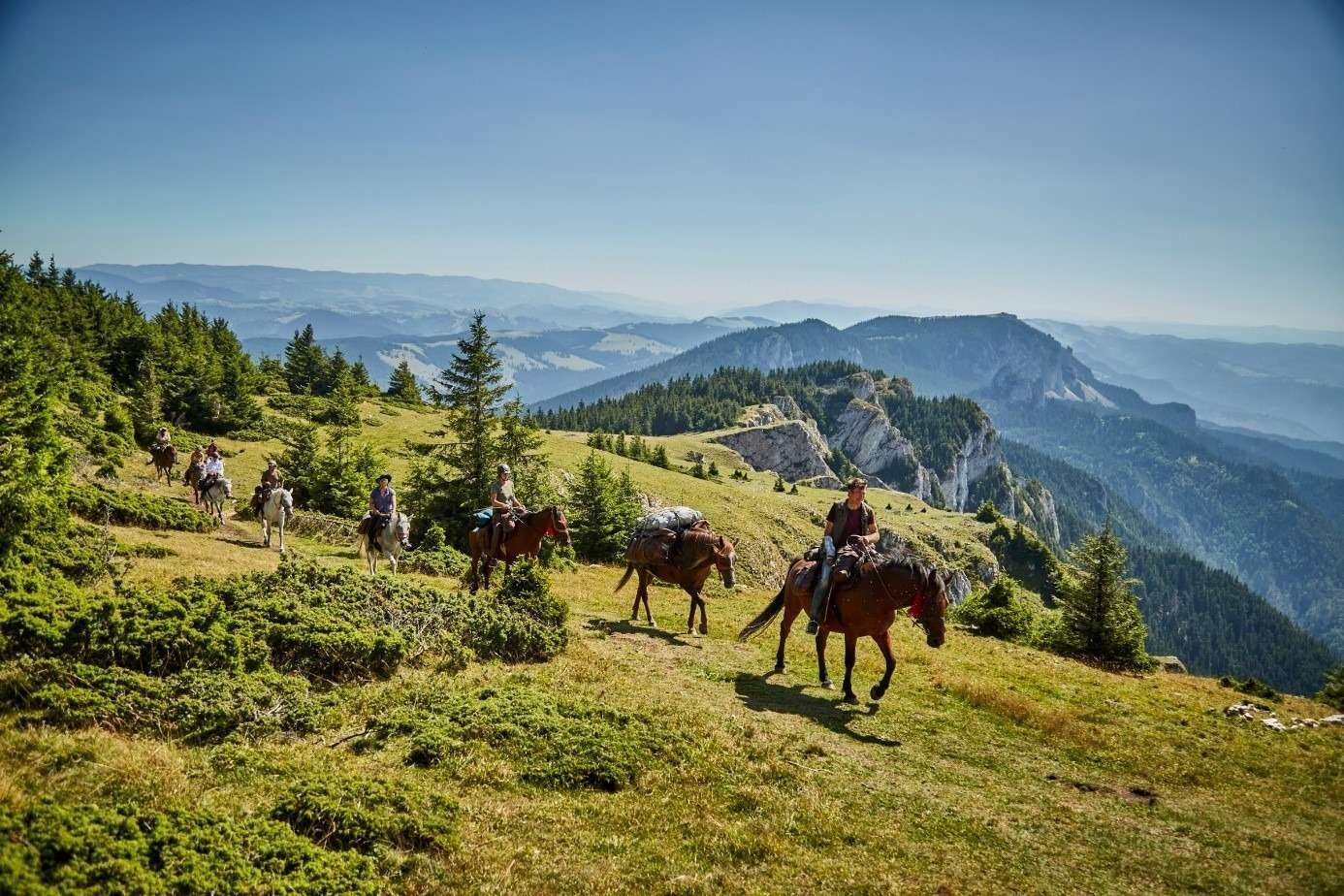 Reitergruppe im freien Gelände mit schönem Panorama