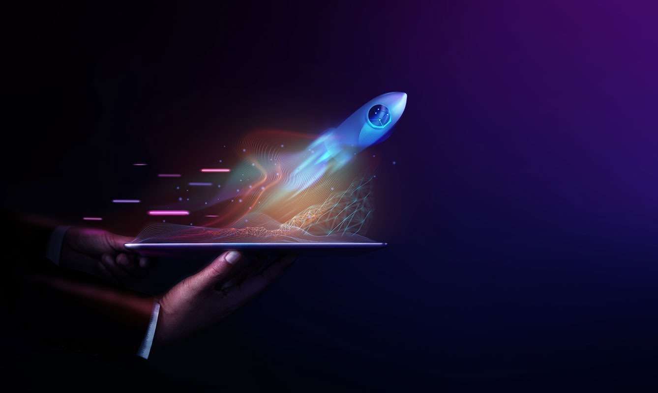 Titelbild zur Trends-Seite - Rakete schießt aus Laptop