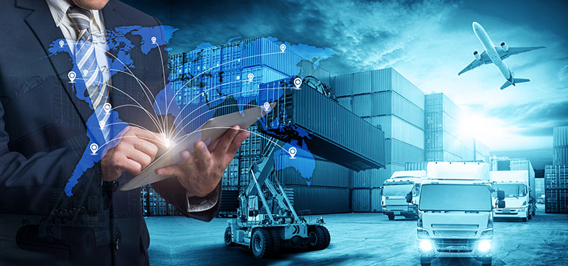 Logistikbild mit Lkw, Flugzeug und großen Containern mit einem Berater mit Tablet im Vordergrund